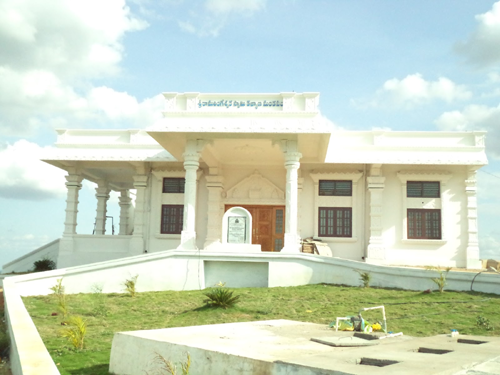 Keesaragutta Temple dedicated to Lord Siva and his consorts Bhavani and Sivadurga.  It is also called Ramalingeswara as lord Sri Rama had installed the lingam.